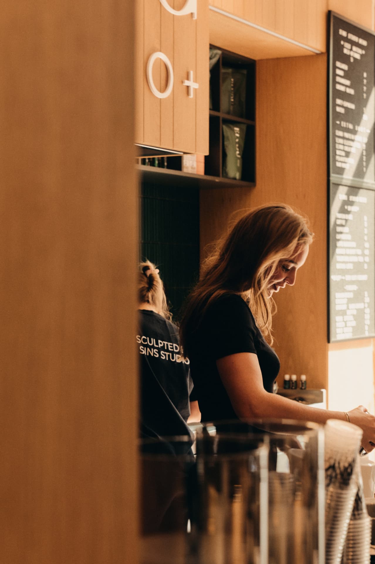 Barista aan het werk in de Matchabar van Sins Studio