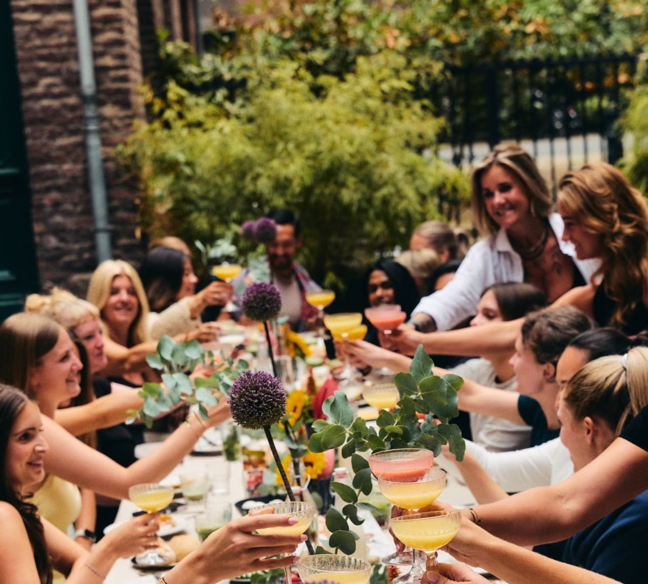 Samen proosten aan de lange tafel bij Sins Studio