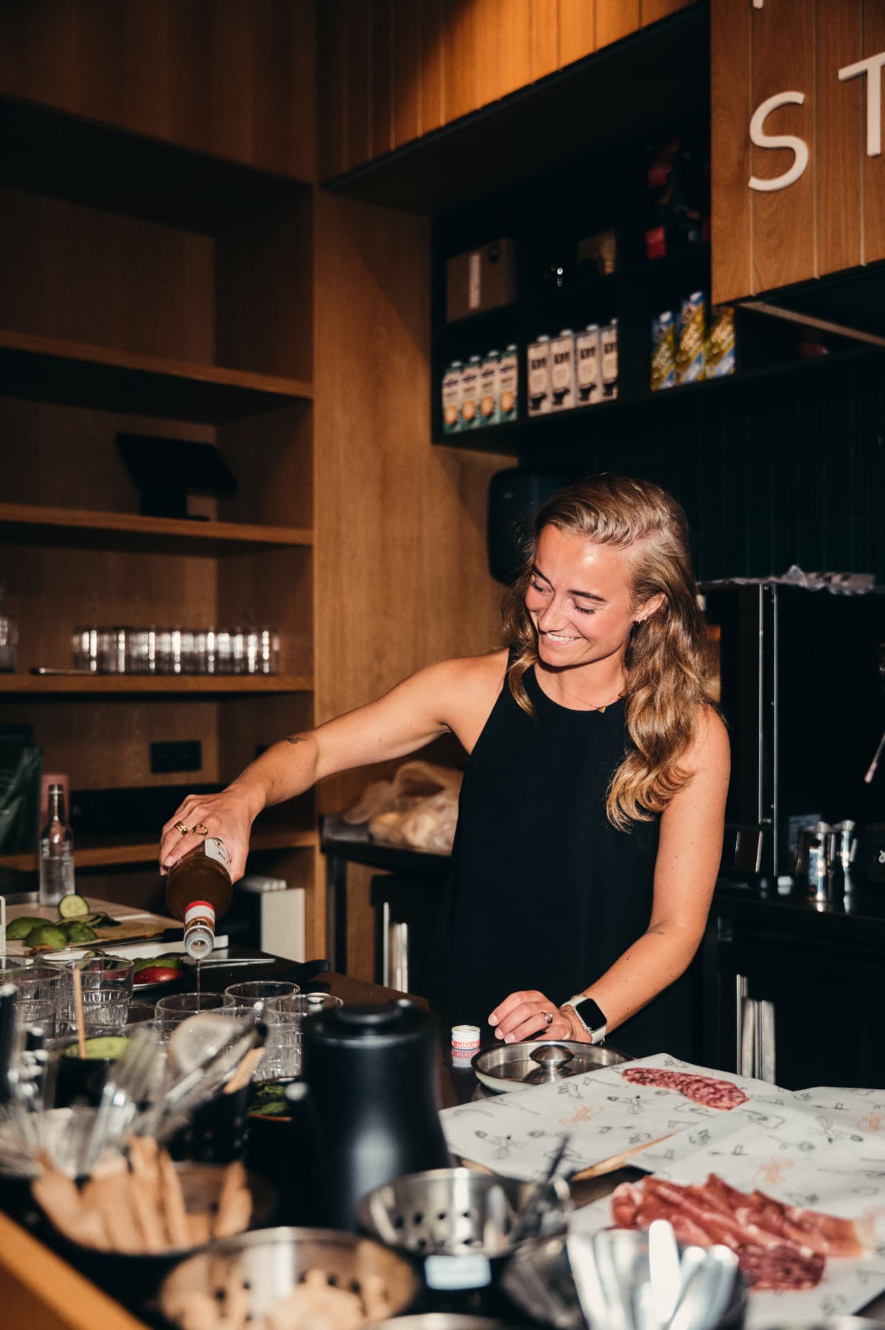 Achter de bar bij Sins Studio wordt een drankje bereid
