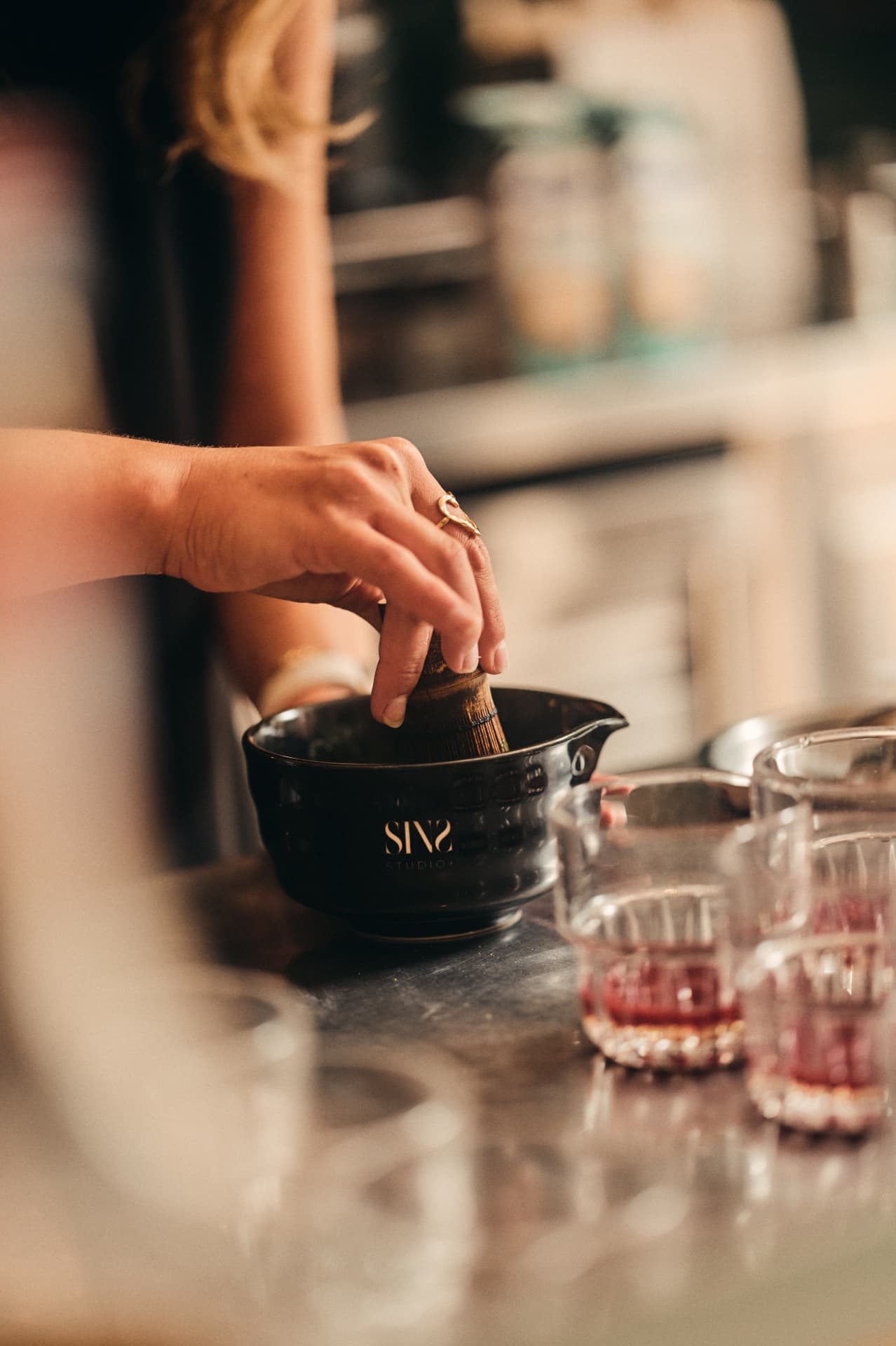 Vers geklopte ceremonial grade matcha in een Sins Studio schaal